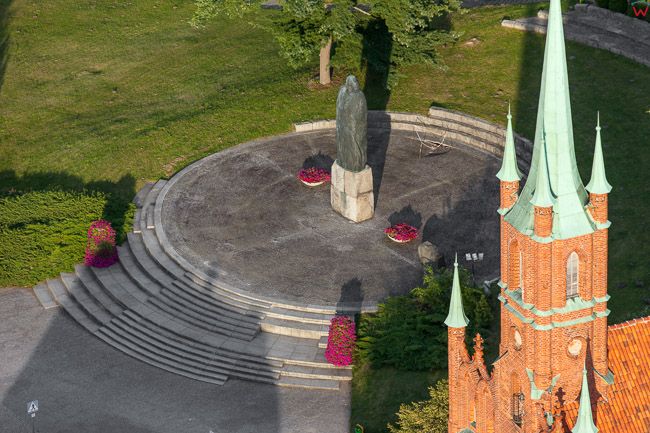 Frombork, Pomnik Mikolaja Kopernika przy Wzgorzu Katedralnym. EU, PL, Warm-Maz. Lotnicze.